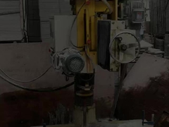 Macchine per la perforazione di tombe, lanterne di pietra, lavanderia