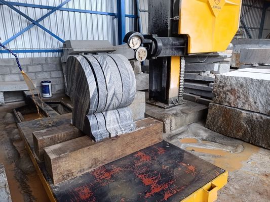 Macchina per segatura a filo di diamante a controllo CNC con alta precisione di taglio e collegamento a quattro fusi per il taglio della pietra