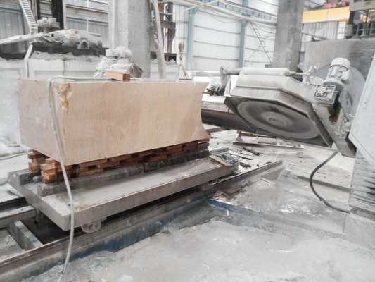 Macchina per la profilazione a colonna CNC