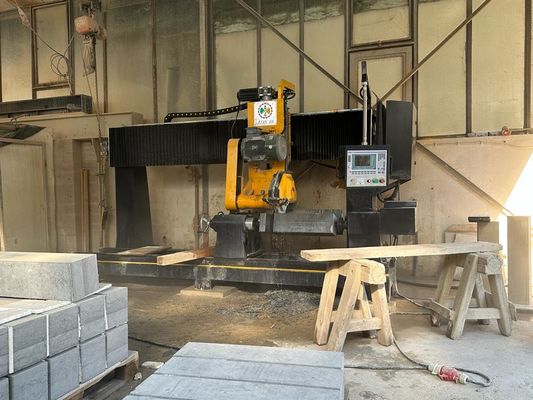 Due macchine per il taglio di colonne a balaustra