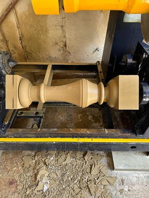 Due macchine per il taglio di colonne a balaustra