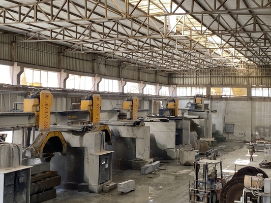 Macchina di taglio da ponte CNC di potenza con movimento automatico del tavolo