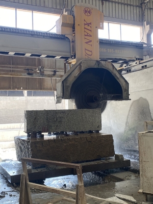 Macchina di taglio da ponte CNC di potenza con movimento automatico del tavolo