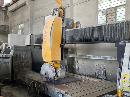 5100 kg macchina di taglio ponte con movimento automatico del tavolo 15m3/h consumo d'acqua