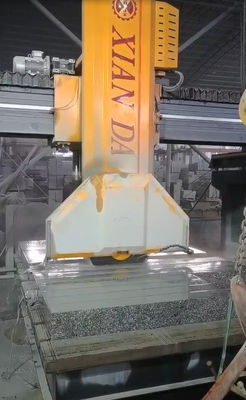 Macchina per il taglio di lastre di pietra a quattro colonne