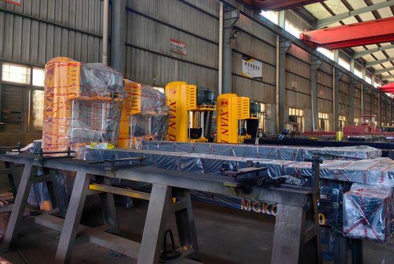 Macchina per il taglio di lastre di pietra a quattro colonne