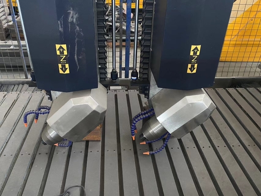 Xianda 4 assi Alta precisione CNC macchina da incisione con 0.02mm di precisione di posizionamento e 5.5KW di potenza di mandrino