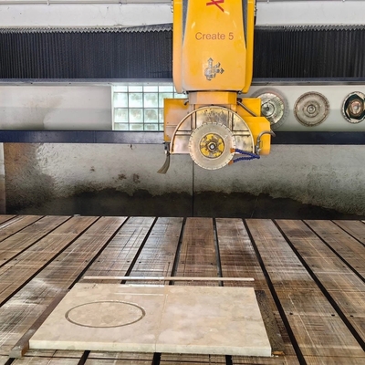 Creazione di una macchina di taglio a seghe da ponte 450/600 con funzionalità di controllo e sicurezza CNC
