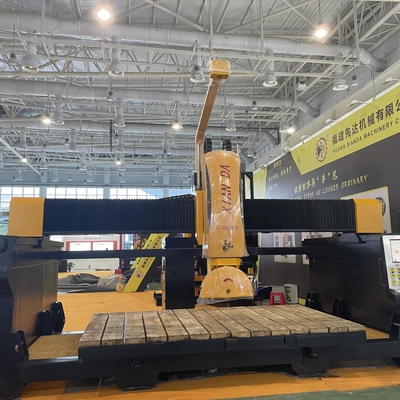 Creazione di una macchina di taglio a seghe da ponte 450/600 con funzionalità di controllo e sicurezza CNC