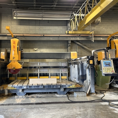 Taglio di precisione con macchina da taglio di pietra a 5 assi e percorso di sollevamento massimo di 500 mm