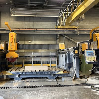 Taglio di precisione con macchina da taglio di pietra a 5 assi e percorso di sollevamento massimo di 500 mm