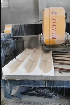 Macchina di taglio e fresatura lineare di tipo ponte.