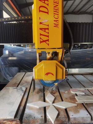 Tagliatrice a ponte a infrarossi per blocchi intermedi con piano di lavoro 3200*2000mm Inclinazione 0-85° e Rotazione 0-90° per Granito e Marmo