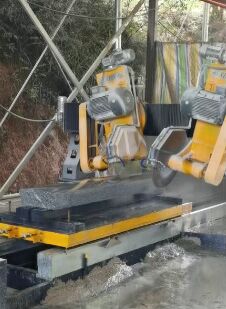 Taglierina automatica per bordi di lastre ad arco a doppia lama