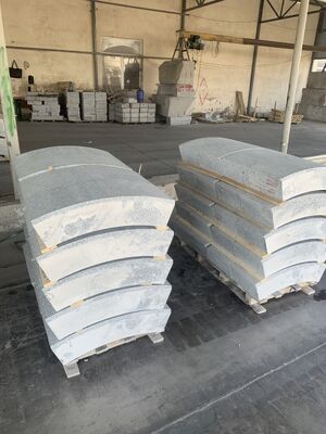 Taglierina automatica per bordi di lastre ad arco a doppia lama