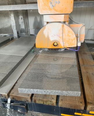 4+1 Axis Bridge Cutting Machine con tavolo da lavoro da 3200x2000 mm e motore da 15 kW/18,5 kW per il taglio di pietra di precisione