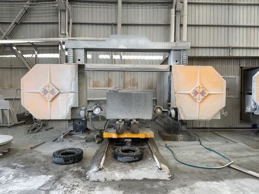 Macchina di segatura a filo di diamante CNC a 4 assi compatta per la profilazione del granito di marmo - Macchina di taglio di pietre di piccole dimensioni con certificato CE