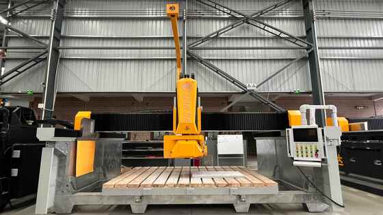 Macchina da taglio per pietra a ponte intelligente a 4 assi con lama da 600 mm Sistema CNC di fascia alta per la lavorazione di lastre di granito e marmo