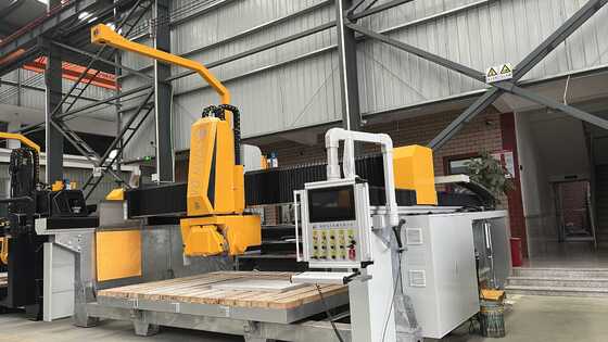 Macchina da taglio per pietra a ponte intelligente a 4 assi con lama da 600 mm Sistema CNC di fascia alta per la lavorazione di lastre di granito e marmo
