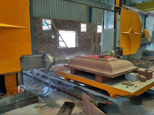 Macchina per segatrice a filo diamantato CNC a 4 assi con tavola rotante servoassistita a 360° e 16 guide scorrevoli e sollevamento a 28 ruote per marmo e granito