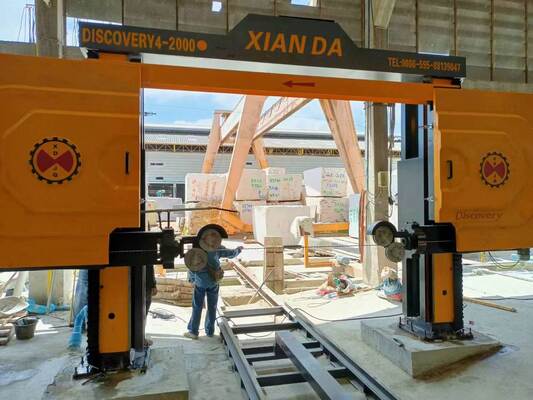 Macchina per segatrice a filo diamantato CNC a 4 assi con tavola rotante servoassistita a 360° e 16 guide scorrevoli e sollevamento a 28 ruote per marmo e granito