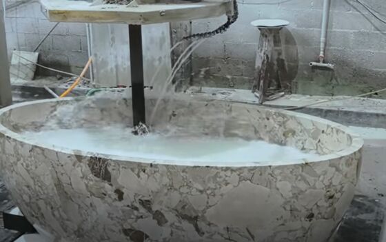 Macchina da taglio per segatrice a ponte per fresatrice CNC a 5 assi con controllo simultaneo a 5 assi, mandrino BT40 da 20 kW e design del tavolo ibrido