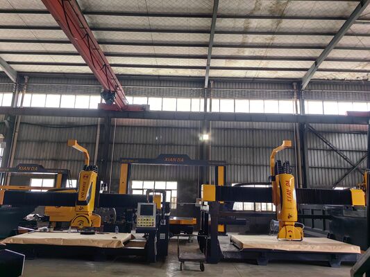 Macchina automatica a ponte a 5 assi con sistema DDX per la lavorazione della pietra e dimensioni massime 3200x2000mm