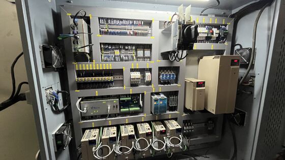 Macchina automatica a ponte a 5 assi con sistema DDX per la lavorazione della pietra e dimensioni massime 3200x2000mm