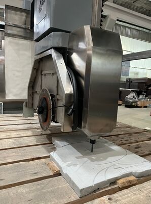 Taglio Ponte a 5 Assi per Pietra con Sistema Italiano DDX, Lama da 900mm e Precisione di Taglio di ±0.1 mm