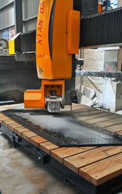 Macchina per il taglio di seghe a ponte a 5 assi con potenza principale di 15 kW e movimento automatico del tavolo