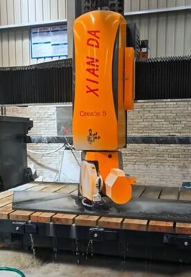 Macchina per il taglio di seghe a ponte a 5 assi con potenza principale di 15 kW e movimento automatico del tavolo