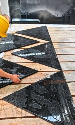 Macchina per il taglio di seghe a ponte a 5 assi con potenza principale di 15 kW e movimento automatico del tavolo
