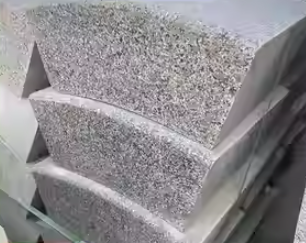 Seghe a filo di diamante CNC verticali con rotazione a 360° per il taglio di curve di marmo di granito. Potenza motore da 7,5 a 15 kW e carico di 3+3 tonnellate sul banco di lavoro.