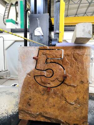 Macchina per il taglio di filo diamantato CNC a 5 assi per il taglio di granito e marmo con dimensioni di lavorazione 2600 × 3000 × 1500 mm
