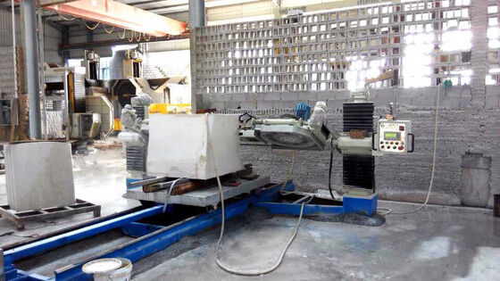 Macchina per segatrice a filo diamantato CNC a 5 assi con motore principale da 11kw per la lavorazione di pietre 2600 * 3000 * 1500