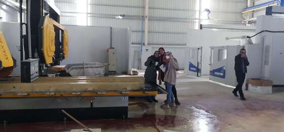 Macchina per seghe a filo di diamante CNC a 4 assi con tavolo servo-rotativo a 360° e capacità di carico di 20 tonnellate per il taglio di pietra