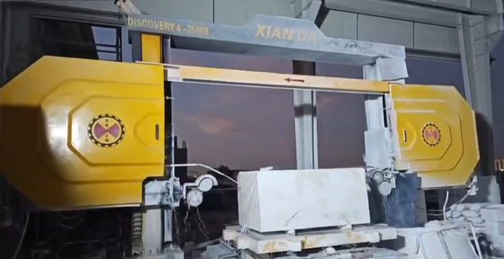 Xianda Macchina per seghe a filo di diamante CNC a 4 assi con tavolo servo-rotativo a 360° e capacità di carico di 20 tonnellate per il taglio della pietra