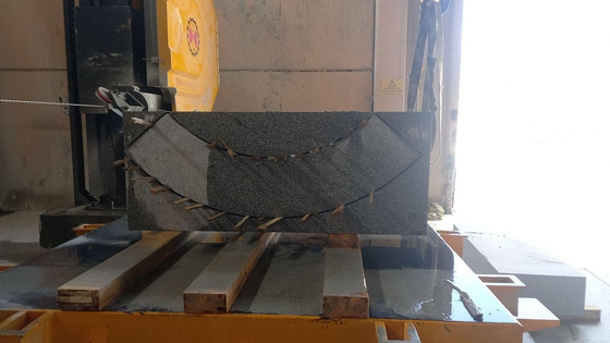 Xianda Macchina per seghe a filo di diamante CNC a 4 assi con tavolo servo-rotativo a 360° e capacità di carico di 20 tonnellate per il taglio della pietra