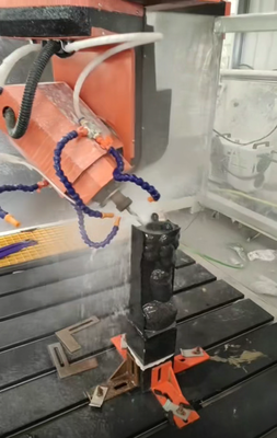 Macchina di incisione CNC a 5 assi in pietra con fusione pesante da 7,5 kW e tavolo di lavorazione da 3000×1300 mm per incisione 3D omnidirezionale