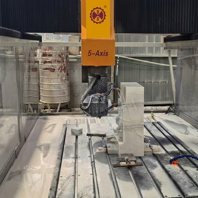 Macchina di incisione CNC a 5 assi in pietra con fusione pesante da 7,5 kW e tavolo di lavorazione da 3000×1300 mm per incisione 3D omnidirezionale