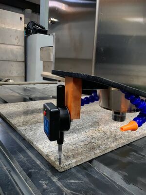 Macchina elettrica per la scultura in pietra CNC con precisione di 0,02 mm e velocità dell'aria di 15 m/min per la pietra da pavimentazione tattile