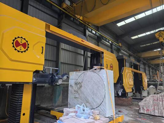 Macchina CNC per segatura a filo di diamante con mandrino da 11 kW e riduttore e servomotore ad alta precisione per il taglio di pietra da 2500*3000*1500mm