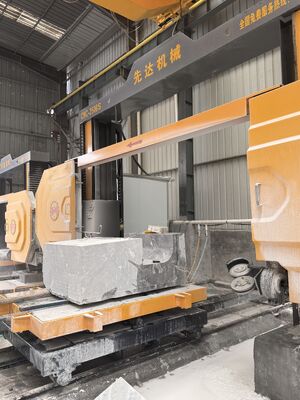 Macchina CNC per segatura a filo di diamante con mandrino da 11 kW e riduttore e servomotore ad alta precisione per il taglio di pietra da 2500*3000*1500mm