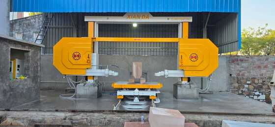 Discovery‐4 4 assi CNC seghe a filo di diamante, motore a magnete permanente da 15 kW, tavolo di lavoro servo rotante per taglio di lastre di pietra, colonne e tombe