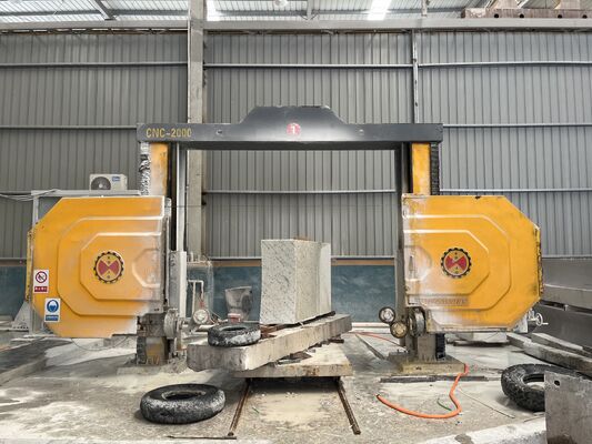 Discovery‐4 4 assi CNC seghe a filo di diamante, motore a magnete permanente da 15 kW, tavolo di lavoro servo rotante per taglio di lastre di pietra, colonne e tombe