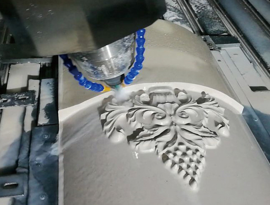 La pietra di taglio di 4 assi che scolpisce il router di CNC per il cilindro obietta le gambe dello scrittorio
